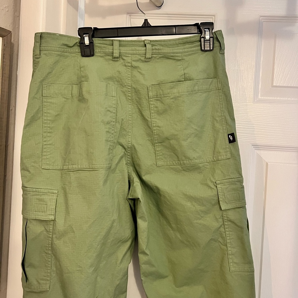 Nike Men's green Cargo Pants - Picture 5 of 6